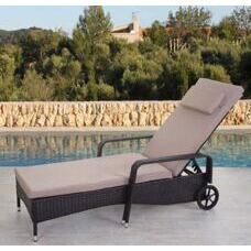 Liegestuhl Carrara Gartenliege Rattan mit Räder Braun Kissen beige